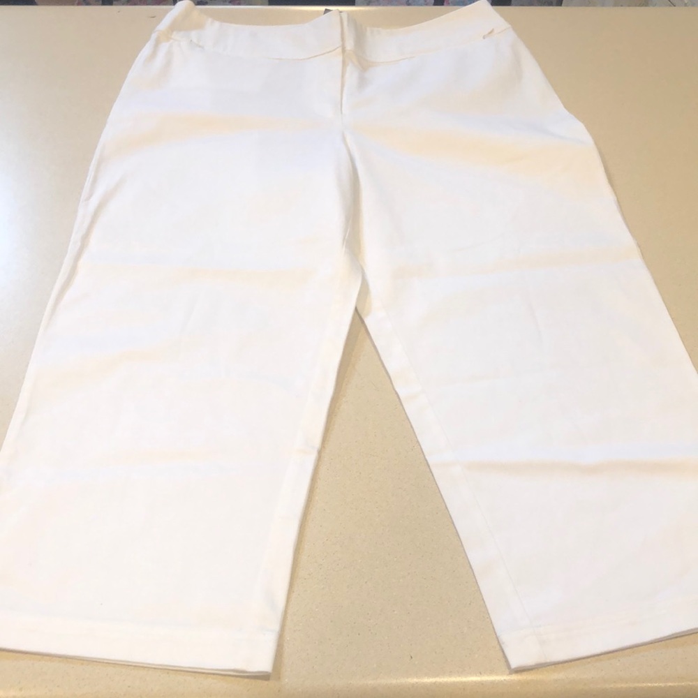CHICOS WHITE CROP PANTS SIZE 1